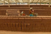 Des Cambodgiens travaillent dans une manufacture de briques près de Phnom Penh, le 11 décembre 2018