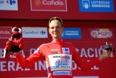L'Estonien Rein Taaramae toujours porteur du maillot rouge de leader de la Vuelta sur le podium de la 4e étape à Molina de Aragon, le 17 août 2021 