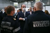 Le Premier ministre Jean Castex discute avec des marins-pompiers dans un centre de vaccination à Marseille, le 13 décembre 2021