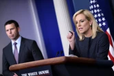 Kirstjen Nielsen (D), alors ministre de la Sécurité intérieure, et Kevin K. McAleenan, alors chef du service américain des douanes et de protection des frontières (CPB) à la Maison Blanche à Washington, DC le 18 juin 2018