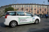 Un taxi porte un autocollant annonçant le référendum sur l'automomie de la Lombardie, à Milan le 13 octobre 2017