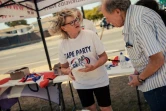 Distribution de tracts du Cape Independence Party (CapeXit), le 2 mars 2024 au Cap, en Afrique du Sud