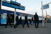 Des policiers sur la ligne D du RER le 13 octobre 2015 à Goussainville