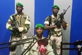 Capture d'écran d'une vidéo diffusée sur Youtube montrant un groupe de militaires à la radio-télévision nationale, annonçant la formation prochaine d'un "Conseil national de restauration" de la démocratie, le 7 janvier 2019 à Libreville