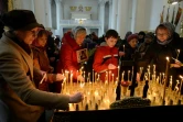 Des personnes se recueillent à la mémoire des victimes de l'attentat dans le métro, lors d'un service funéraire à la Cathédrale de Saint-Pétersbourg, le 5 avril 2017