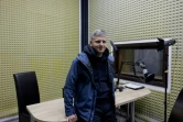 Viacheslav Mavrychev, rédacteur en chef de la branche de l'audiovisuel public Suspilné, dans un studio à Kharkiv, dans le nord-est de l'Ukraine, le 15 mai 2025