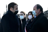 Le président Emmanuel Macron salue son prédécesseur Francois Hollande le 8 janvier 2021 à Jarnac