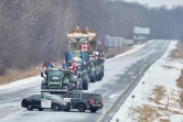 Des agriculteurs bloquent l'autoroute 402 près de Sarnia, dans l'Ontario au Canada, le 10 février 2022