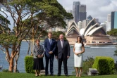 Le prince Harry et son épouse Meghan devant l'opéra de Sydney, avec le gouverneur général Peter Cosgrove et sa femme, le 16 octobre 2018