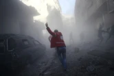 Un membre du Croissant rouge après des bombardements dans un quartier rebelle de Douma, à l'est de Damas, le 19 février 2017