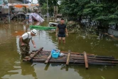 Radeau qui aide les habitants à se déplacer dans les rues du village inondées, près du lac de Poyang, dans le centre de la Chine, le 16 juillet 2020 