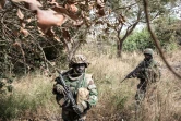 Des militaires sénégalais prennent position près d'une base récemment prise aux rebelles du Mouvement des Forces démocratiques de Casamance (MFDC) dans la forêt de Blaze, le 9 février 2021