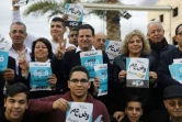 Le leader des partis arabes israéliens Ayman Odeh pose avec des partisans, à Tayibe, dans le nord d'Israël, le 21 février 2020 