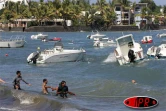 Dimanche 13 mai 2007 -

Une forte houle générant des vagues de 10 métres a déferlé sur les côres Ouest et Sud dévastant tout sur son passage
