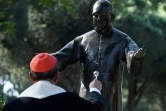 Le Cardinal Gregorio Rosa Chavez bénit la statue
de l'archevêque salvadorien Oscar Romero après son installation à Rome le 13 octobre 2018