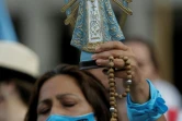 Une femme tient une égérie de la Vierge Marie lors d'une manifestation anti-IVG à Buenos Aires, le 28 décembre 2020