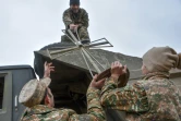 Des soldats arméniens portent une croix en évacuant le 19 novembre 2020 Aghdam reprise par l'Azerbaïdjan