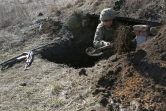 Un soldat ukrainien sur la ligne de front avec les séparatistes pro-russes, près de Novohnativka, le 20 février 2022 dans la région de Donetsk