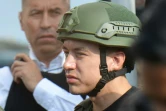 Le président équatorien Daniel Noboa, équipé d'un gilet pare-balles et d'un casque de protection, vérifie les résultats d'une opération policière et militaire dans le quartier Socio Vivienda à Guayaquil, le 26 mars 2024 