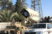 Photo fournie le 30 juin 2014 par le media jihadiste Welayat Raqa montrant des membres du groupe EI pavoisant dans Raqa