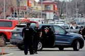 Des policiers devant le parking où a eu lieu une fusillade à Boulder, dans le Colorado, le 22 mars 2021 