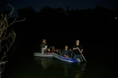 Un passeur rame sur son bateau pour traverser le Rio Grande avec un groupe de migrants originaires du Honduras et du Guatemala entre Miguel Aleman, au Mexique, et Roma, aux États-Unis, le 28 mars 2021