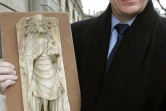 Christian Deydier, alors président du Syndicat national des antiquaires, tient une des statues retrouvées, le 2 mars 2006 à Bordeaux