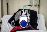 Un patient du Covid relié à un respirateur insufflant de l'oxygène, évitant ainsi une intubation qui peut être douloureuse, dans un hôpital au Pérou en août 2020