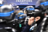 Des unités anti-émeutes de la police française sont postées près du Parc des Princes, à Paris le 11 décembre 2019
