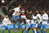 Le milieu de terrain niçois Khephren Thuram saute plus haut que les défenseurs versaillais, lors de la demi-finale de la Coupe de France, le 1er mars 2022 à l'Allianz Riviera