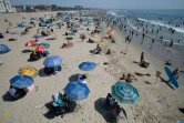 Des personnes profitent du soleil sur la plage de Santa Monica lors d'une vague de chaleur, le 6 septembre 2020 en Californie