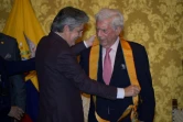 Le président équatorien Guillermo Lasso remet la Grand-Croix de l'Ordre national du mérite à Mario Vargas Llosa à Quito, le 27 septembre 2021