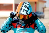 La motarde iranienne Behnaz Shafiei ajuste son casque lors d'un entraînement le 27 février 2017 à Parand 