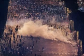 Les forces de l'ordre font usage de gaz lacrymogènes pour chasser les casseurs à proximité de l'Arc de Triomphe, le 15 juillet 2018 