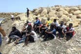 Des rescapés du naufrage d'une embarcation de migrants au large de la Libye arrivent dans la ville côtière libyenne d'al-Hmidiya, le 29 juin 2018