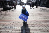 Un enfant porte une pancarte pro-Bernie Sanders dans la grande rue piétonne de la ville de Burlington, dans le Vermont, le 3 mars 2020