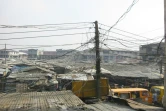 Réseau d'alimentation électrique dans le quartier d'Oshodi, à Lagos, le 16 avril 2003
