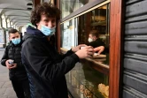 Un client portant un masque commande un café à Turin (Italie), le 17 novembre 2020. 