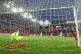 Le milieu de Leverkusen, Kai Havertz (c), marque le 2e but de l'équipe contre Cologne, à domicile, le 17 juin 2020