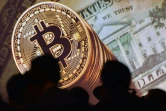 Les monnaies virtuelles comme le bitcoin ou encore l'ether ou le litecoin intéressent de plus en plus de particuliers.
Ci-contre image d'un bitcoin exposée lors du congrès mondial d'Interpol à Singapour, le 4 juillet 2017 