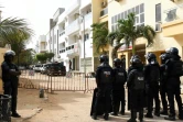 Des policiers devant le domicile du leader de l'opposition Ousmane Sonko, le 17 juin 2022 à Dakar, au Sénégal