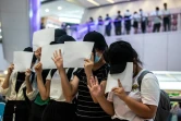 Des manifestants brandissent des feuilles blanches en signe d protestation contre la nouvelle loi sécuritaire chinoise, à Hong Kong, le 6 juillet 2020