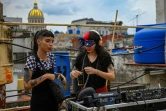 Alexandra Garcia et Sally Beltran participent à un cours de DJ réservé aux femmes, à La Havane le 30 mai 2022