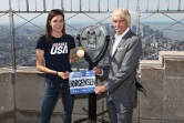 La triathlète américaine Gwen Jorgensen, médaillée d'or aux JO-2016 de Rio, annonce sa participation au marathon de New York 2016, le 25 août 2016 avec le responsable de la course Peter Ciaccia