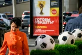Affiche et décoration sur la Coupe du monde de football, organisée en Russie, dans une rue de Moscou, le 6 juin 2018