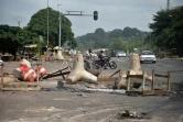 Les débris d'une barricade dans une rue de Yamoussoukro, le 4 novembre 2020 en Côte d'Ivoire