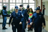 L'artiste pacifiste russe Alexandra Skotchilenko escortée au tribunal de Saint-Pétersbourg le 16 novembre 2023 pour l'énoncé de sa condamnation
