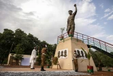 Le président burkinabè Roch Marc Christian Kabore (g) devant la statue de Thomas Sankara pour le 34e anniversaire de sa mort, à Ouagadougou, le 15 octobre 2021