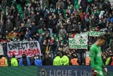 Des banderoles réclamant la démission des dirigeants et de l'entraîneur de l'AS Saint-Etienne, sont brandies par des supporters, lors du match de la 17e journée de Ligue 1 contre Rennes, le 5 décembre 2021 au Stade Geoffroy-Guichard