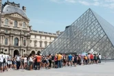 Touristes faisant la queue pour entrer au Louvre, à Paris, le 2 juillet 2015